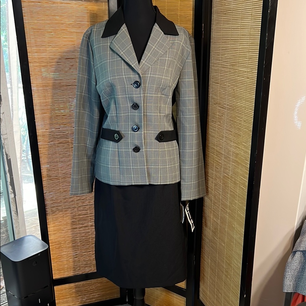 Gray and Black Pantsuit with Tailored Fit and Sophisticated Contrast